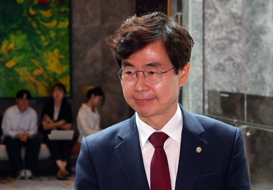 조경태 국민의힘 의원이 지난 5일 서울 영등포구 페어몬트 앰배서더 호텔에서 열린 5선 이상 의원 오찬 회동에 참석하고 있다. [연합뉴스 제공]